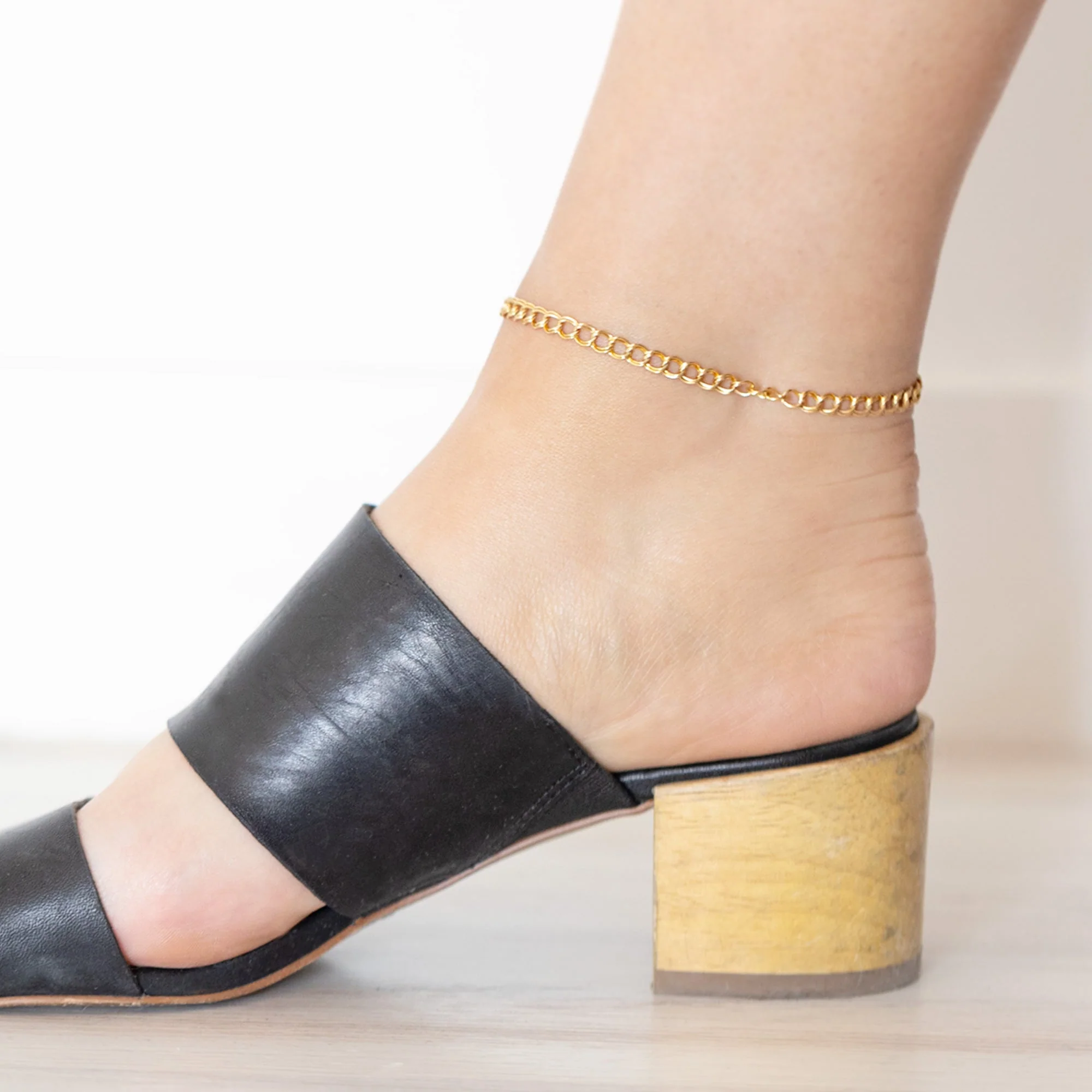 The Bold Curb Chain Anklet | Yellow Gold - Image 2