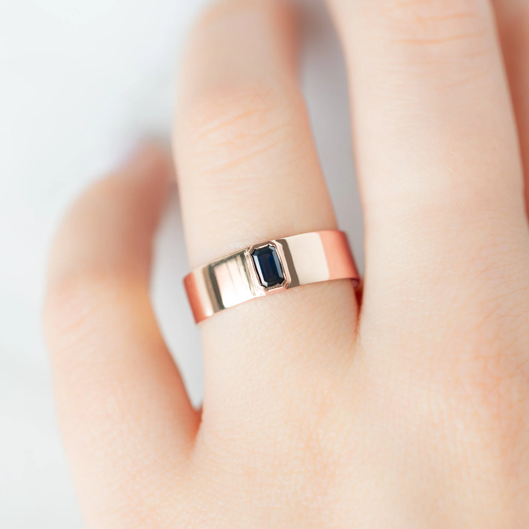 The Cigar Band with an Emerald-Cut Blue Sapphire | Yellow, Rose or White Gold - Image 7